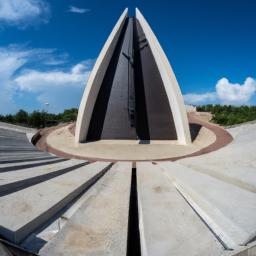 Independence Monument, Vlora erstrahlt in vollem Glanz: Aufgenommen mit einem Weitwinkelobjektiv direkt vor dieser atemberaubenden Sehenswürdigkeit in Vlora