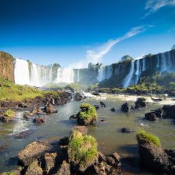 Iguaçu-Wasserfälle erstrahlt in vollem Glanz: Aufgenommen mit einem Weitwinkelobjektiv direkt vor dieser atemberaubenden Sehenswürdigkeit in Brasilien