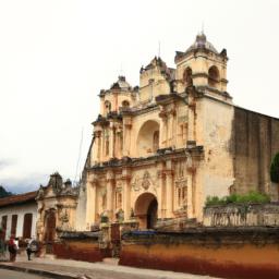 Iglesia San Francisco erstrahlt in vollem Glanz: Aufgenommen mit einem Weitwinkelobjektiv direkt vor dieser atemberaubenden Sehenswürdigkeit in Salta