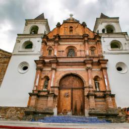 Iglesia de Santa Rosa de Lima erstrahlt in vollem Glanz: Aufgenommen mit einem Weitwinkelobjektiv direkt vor dieser atemberaubenden Sehenswürdigkeit in Humahuaca