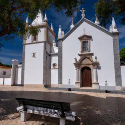 Igreja Matriz de Albufeira erstrahlt in vollem Glanz: Aufgenommen mit einem Weitwinkelobjektiv direkt vor dieser atemberaubenden Sehenswürdigkeit in Albufeira