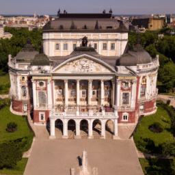 Ivan Vazov National Theater erstrahlt in vollem Glanz: Aufgenommen mit einem Weitwinkelobjektiv direkt vor dieser atemberaubenden Sehenswürdigkeit in Sofia