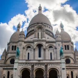 Sacred Heart Cathedral erstrahlt in vollem Glanz: Aufgenommen mit einem Weitwinkelobjektiv direkt vor dieser atemberaubenden Sehenswürdigkeit in Liberia