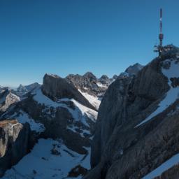 Säntis der Berg erstrahlt in vollem Glanz: Aufgenommen mit einem Weitwinkelobjektiv direkt vor dieser atemberaubenden Sehenswürdigkeit in Appenzell