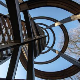 Blick auf den beeindruckenden Sauvabelin Turm in Lausanne, umgeben von grünen Bäumen - ein Must-See Sehenswürdigkeit in der Schweiz.