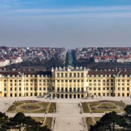 Schloss Schönbrunn erstrahlt in vollem Glanz: Aufgenommen mit einem Weitwinkelobjektiv direkt vor dieser atemberaubenden Sehenswürdigkeit in Österreich