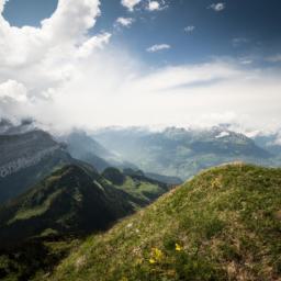 Schynige Platte erstrahlt in vollem Glanz: Aufgenommen mit einem Weitwinkelobjektiv direkt vor dieser atemberaubenden Sehenswürdigkeit in Lauterbrunnen