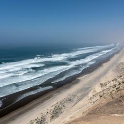 Skeleton Coast Nationalpark erstrahlt in vollem Glanz: Aufgenommen mit einem Weitwinkelobjektiv direkt vor dieser atemberaubenden Sehenswürdigkeit in Namibia