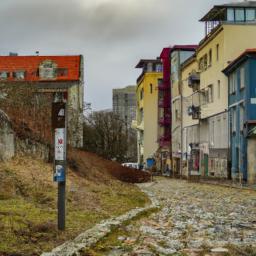 Jomas Street erstrahlt in vollem Glanz: Aufgenommen mit einem Weitwinkelobjektiv direkt vor dieser atemberaubenden Sehenswürdigkeit in Jurmala