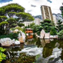 Jardin Japonais de Monaco erstrahlt in vollem Glanz: Aufgenommen mit einem Weitwinkelobjektiv direkt vor dieser atemberaubenden Sehenswürdigkeit in Monaco