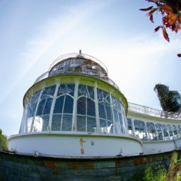 Jardín Botánico erstrahlt in vollem Glanz: Aufgenommen mit einem Weitwinkelobjektiv direkt vor dieser atemberaubenden Sehenswürdigkeit in Guatemala City