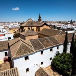 Jewish Quarter Cordoba erstrahlt in vollem Glanz: Aufgenommen mit einem Weitwinkelobjektiv direkt vor dieser atemberaubenden Sehenswürdigkeit in Cordoba