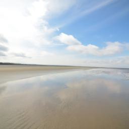 Jurmala Beach erstrahlt in vollem Glanz: Aufgenommen mit einem Weitwinkelobjektiv direkt vor dieser atemberaubenden Sehenswürdigkeit in Jurmala