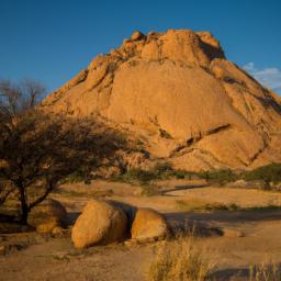 Spitzkoppe erstrahlt in vollem Glanz: Aufgenommen mit einem Weitwinkelobjektiv direkt vor dieser atemberaubenden Sehenswürdigkeit in Namibia