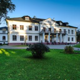 Jūrmala City Museum erstrahlt in vollem Glanz: Aufgenommen mit einem Weitwinkelobjektiv direkt vor dieser atemberaubenden Sehenswürdigkeit in Lettland