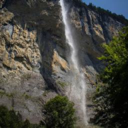 Staubbachfall erstrahlt in vollem Glanz: Aufgenommen mit einem Weitwinkelobjektiv direkt vor dieser atemberaubenden Sehenswürdigkeit in Lauterbrunnen