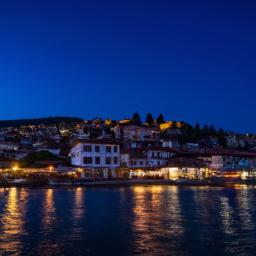 Ohrid Altstadt erstrahlt in vollem Glanz: Aufgenommen mit einem Weitwinkelobjektiv direkt vor dieser atemberaubenden Sehenswürdigkeit in Ohridsee