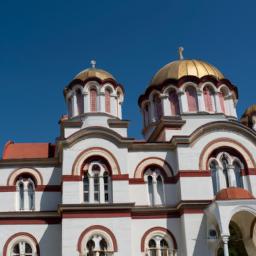 Orthodox Cathedral of Saint George erstrahlt in vollem Glanz: Aufgenommen mit einem Weitwinkelobjektiv direkt vor dieser atemberaubenden Sehenswürdigkeit in Novi Sad