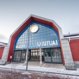 Oulu Market Hall erstrahlt in vollem Glanz: Aufgenommen mit einem Weitwinkelobjektiv direkt vor dieser atemberaubenden Sehenswürdigkeit in Oulu