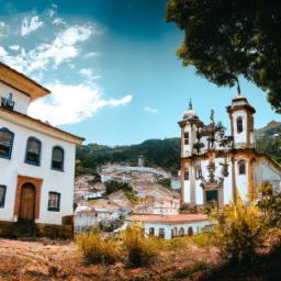 Ouro Preto erstrahlt in vollem Glanz: Aufgenommen mit einem Weitwinkelobjektiv direkt vor dieser atemberaubenden Sehenswürdigkeit in Brasilien