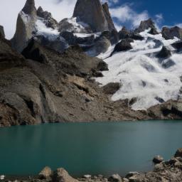 Laguna de los Tres erstrahlt in vollem Glanz: Aufgenommen mit einem Weitwinkelobjektiv direkt vor dieser atemberaubenden Sehenswürdigkeit in El Chalten