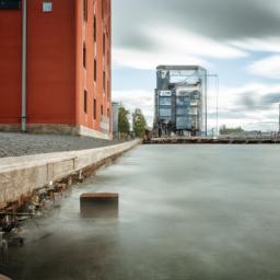 Lahti Harbour erstrahlt in vollem Glanz: Aufgenommen mit einem Weitwinkelobjektiv direkt vor dieser atemberaubenden Sehenswürdigkeit in Lahti