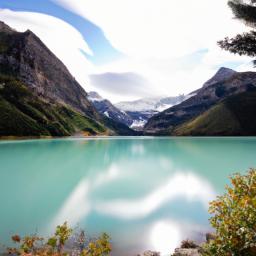 Lake Louise erstrahlt in vollem Glanz: Aufgenommen mit einem Weitwinkelobjektiv direkt vor dieser atemberaubenden Sehenswürdigkeit in Banff