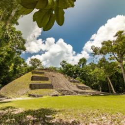 Lamanai Archaeological Reserve erstrahlt in vollem Glanz: Aufgenommen mit einem Weitwinkelobjektiv direkt vor dieser atemberaubenden Sehenswürdigkeit in Belize