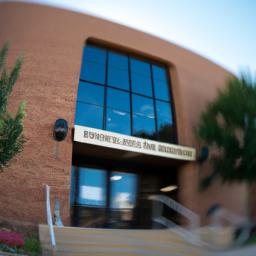 Laramie County Public Library erstrahlt in vollem Glanz: Aufgenommen mit einem Weitwinkelobjektiv direkt vor dieser atemberaubenden Sehenswürdigkeit in Cheyenne