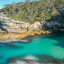 Little Bay erstrahlt in vollem Glanz: Aufgenommen mit einem Weitwinkelobjektiv direkt vor dieser atemberaubenden Sehenswürdigkeit in Montserrat