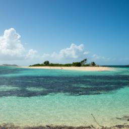 Little Water Cay erstrahlt in vollem Glanz: Aufgenommen mit einem Weitwinkelobjektiv direkt vor dieser atemberaubenden Sehenswürdigkeit in Turks- und Caicosinseln