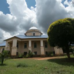 Lusaka National Museum erstrahlt in vollem Glanz: Aufgenommen mit einem Weitwinkelobjektiv direkt vor dieser atemberaubenden Sehenswürdigkeit in Sambia