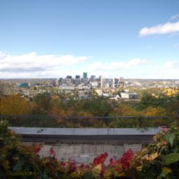 Mount Royal Park erstrahlt in vollem Glanz: Aufgenommen mit einem Weitwinkelobjektiv direkt vor dieser atemberaubenden Sehenswürdigkeit in Montreal