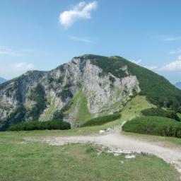 Mount Ramelau erstrahlt in vollem Glanz: Aufgenommen mit einem Weitwinkelobjektiv direkt vor dieser atemberaubenden Sehenswürdigkeit in Osttimor