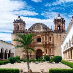 Monasterio de San Francisco erstrahlt in vollem Glanz: Aufgenommen mit einem Weitwinkelobjektiv direkt vor dieser atemberaubenden Sehenswürdigkeit in Santo Domingo