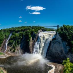 Montmorency Falls erstrahlt in vollem Glanz: Aufgenommen mit einem Weitwinkelobjektiv direkt vor dieser atemberaubenden Sehenswürdigkeit in Quebec City