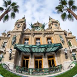 Monte-Carlo Casino erstrahlt in vollem Glanz: Aufgenommen mit einem Weitwinkelobjektiv direkt vor dieser atemberaubenden Sehenswürdigkeit in Monaco