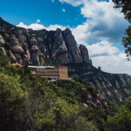 Montserrat National Trust erstrahlt in vollem Glanz: Aufgenommen mit einem Weitwinkelobjektiv direkt vor dieser atemberaubenden Sehenswürdigkeit in Montserrat