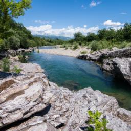 Moraca River, Podgorica erstrahlt in vollem Glanz: Aufgenommen mit einem Weitwinkelobjektiv direkt vor dieser atemberaubenden Sehenswürdigkeit in Podgorica