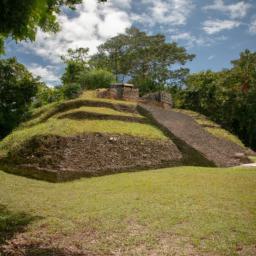 Maya-Ruinen von Joya de Cerén erstrahlt in vollem Glanz: Aufgenommen mit einem Weitwinkelobjektiv direkt vor dieser atemberaubenden Sehenswürdigkeit in El Salvador