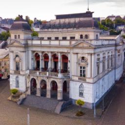 Manoel Theatre erstrahlt in vollem Glanz: Aufgenommen mit einem Weitwinkelobjektiv direkt vor dieser atemberaubenden Sehenswürdigkeit in Valetta