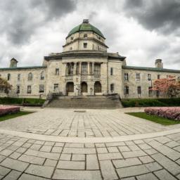 McGill University erstrahlt in vollem Glanz: Aufgenommen mit einem Weitwinkelobjektiv direkt vor dieser atemberaubenden Sehenswürdigkeit in Montreal