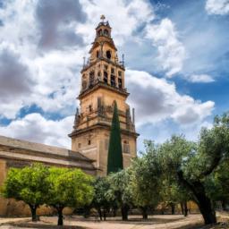 Mezquita del Cristo de la Luz erstrahlt in vollem Glanz: Aufgenommen mit einem Weitwinkelobjektiv direkt vor dieser atemberaubenden Sehenswürdigkeit in Toledo