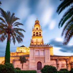 Mezquita-Catedral de Cordoba erstrahlt in vollem Glanz: Aufgenommen mit einem Weitwinkelobjektiv direkt vor dieser atemberaubenden Sehenswürdigkeit in Cordoba