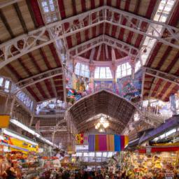 Mercado Central erstrahlt in vollem Glanz: Aufgenommen mit einem Weitwinkelobjektiv direkt vor dieser atemberaubenden Sehenswürdigkeit in Guatemala City