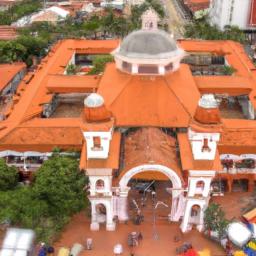 Mercado Central Alajuela erstrahlt in vollem Glanz: Aufgenommen mit einem Weitwinkelobjektiv direkt vor dieser atemberaubenden Sehenswürdigkeit in Alajuela