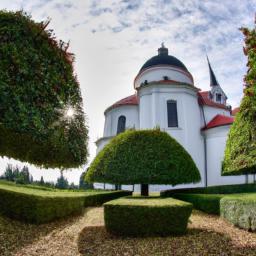 Mestský Park Nitra erstrahlt in vollem Glanz: Aufgenommen mit einem Weitwinkelobjektiv direkt vor dieser atemberaubenden Sehenswürdigkeit in Nitra