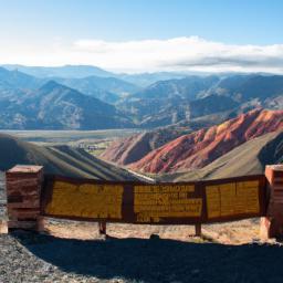 Mirador de Hornocal erstrahlt in vollem Glanz: Aufgenommen mit einem Weitwinkelobjektiv direkt vor dieser atemberaubenden Sehenswürdigkeit in Humahuaca