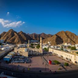 Mutrah Souq, Muscat erstrahlt in vollem Glanz: Aufgenommen mit einem Weitwinkelobjektiv direkt vor dieser atemberaubenden Sehenswürdigkeit in Oman