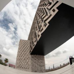 Museo Internacional del Barroco erstrahlt in vollem Glanz: Aufgenommen mit einem Weitwinkelobjektiv direkt vor dieser atemberaubenden Sehenswürdigkeit in Puebla